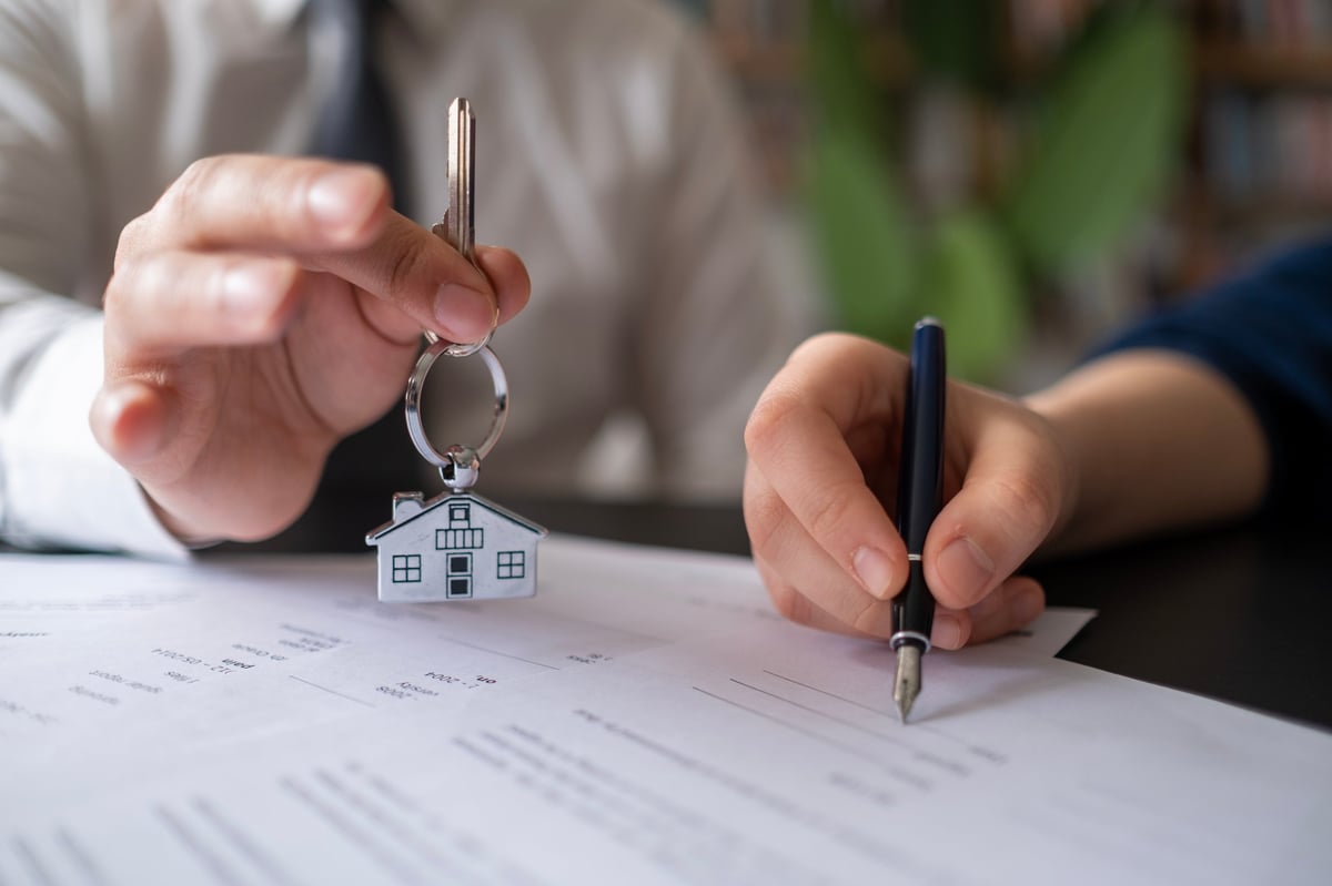How to Handle Tenant Complaints Ontario - Landlord discussing issues with tenant